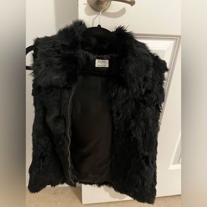 Surell by Bloomingdale’s rabbit fur vest in black S/M